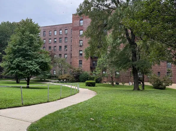 25-12 Union St #4C, Flushing, NY 11354