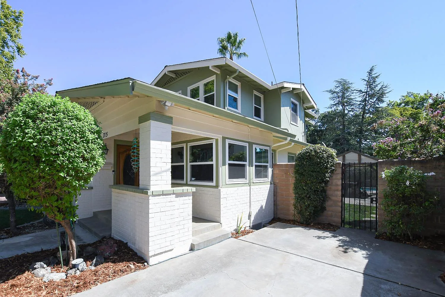 715 College St photo 1