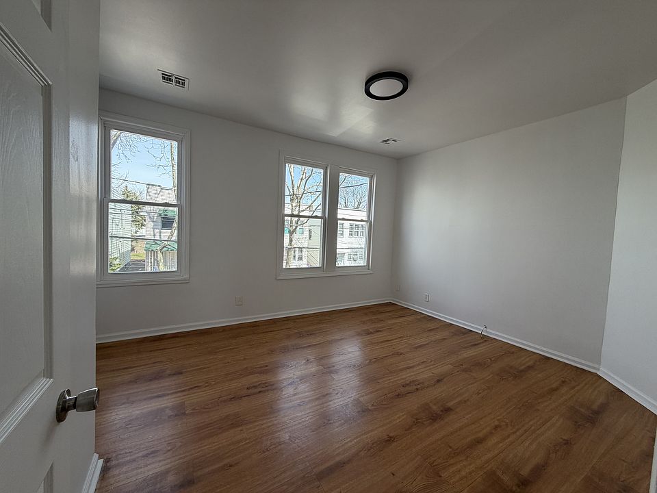1st image of 113 Clarke Ave #2