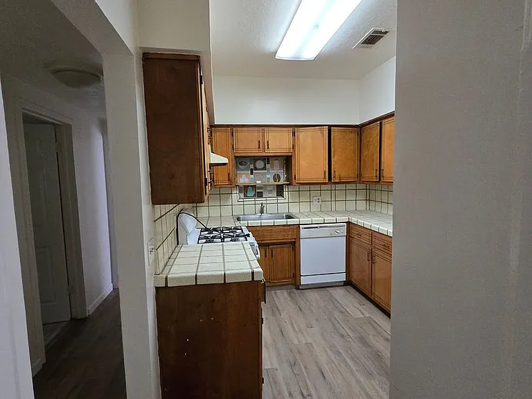 937 W 20th St — Photo 8