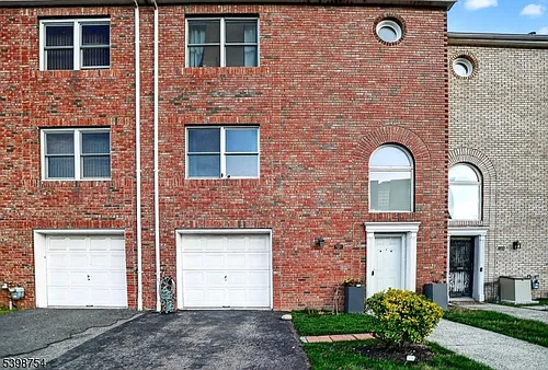 121 Arlington St Photo 1