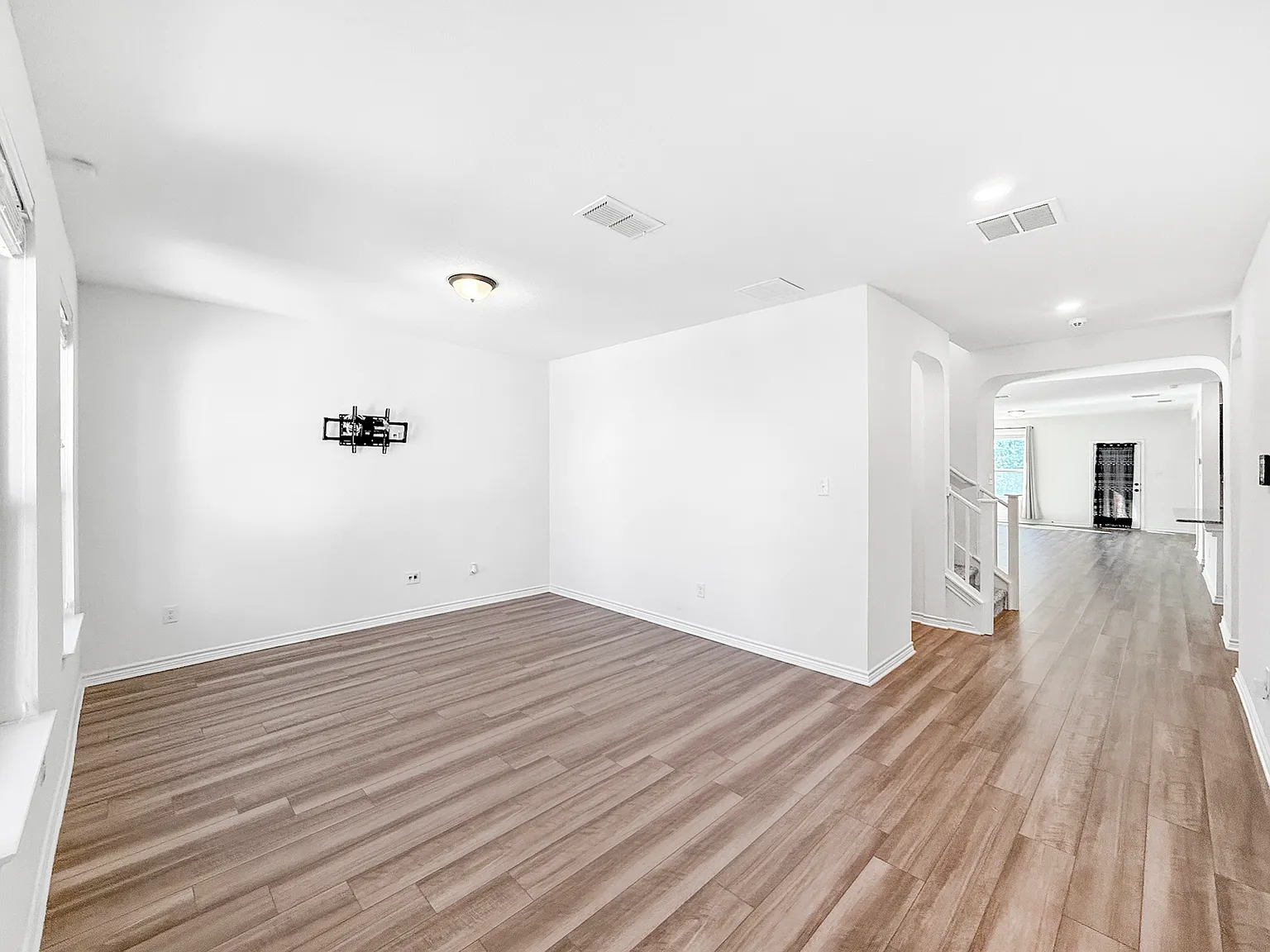 5 bed, 3417 sqft, $2,600 — Photo 3