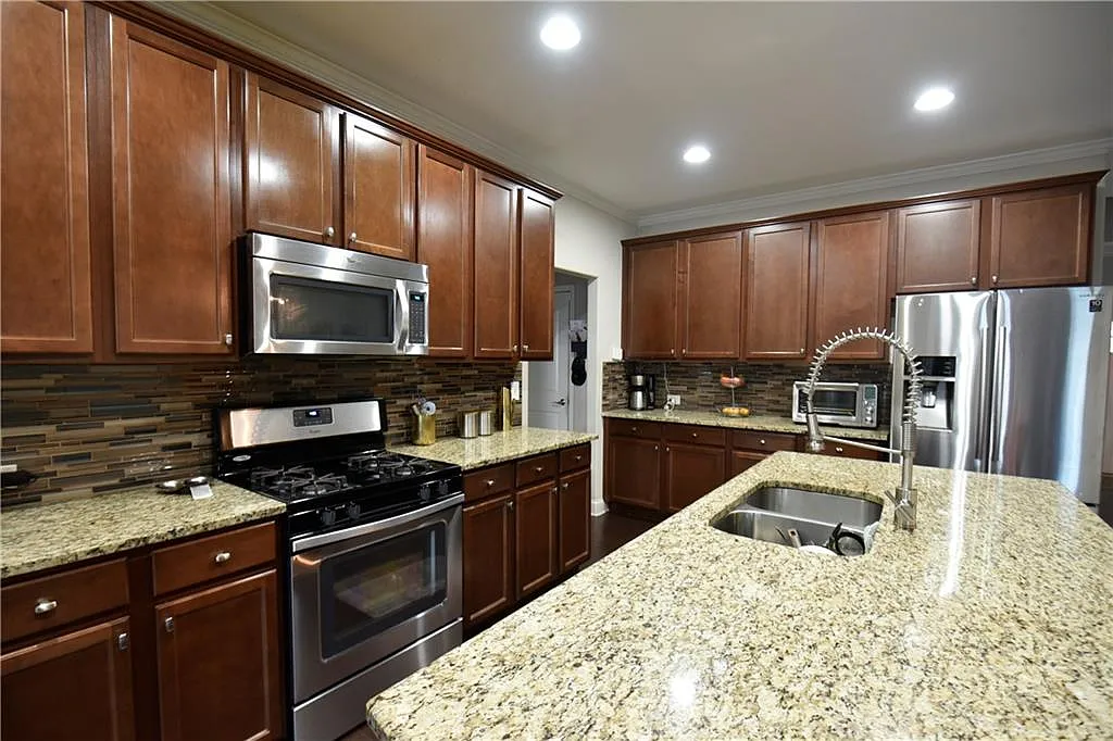 6 bed, 4.0 bath, 4791 sqft, $3,600 — Photo 4