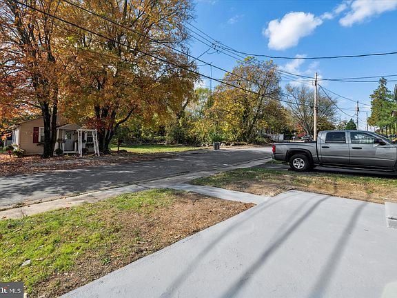 3rd image of 2313 Thomas Ave