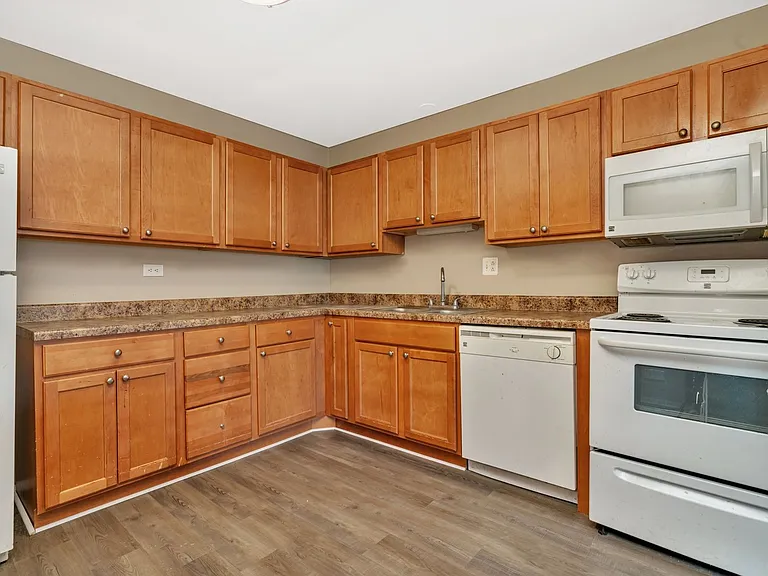 Lakeside Village Apartments — Photo 69