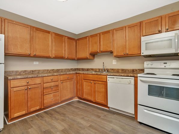 Lakeside Village Apartments | 313 S Hickory St, Mundelein, IL