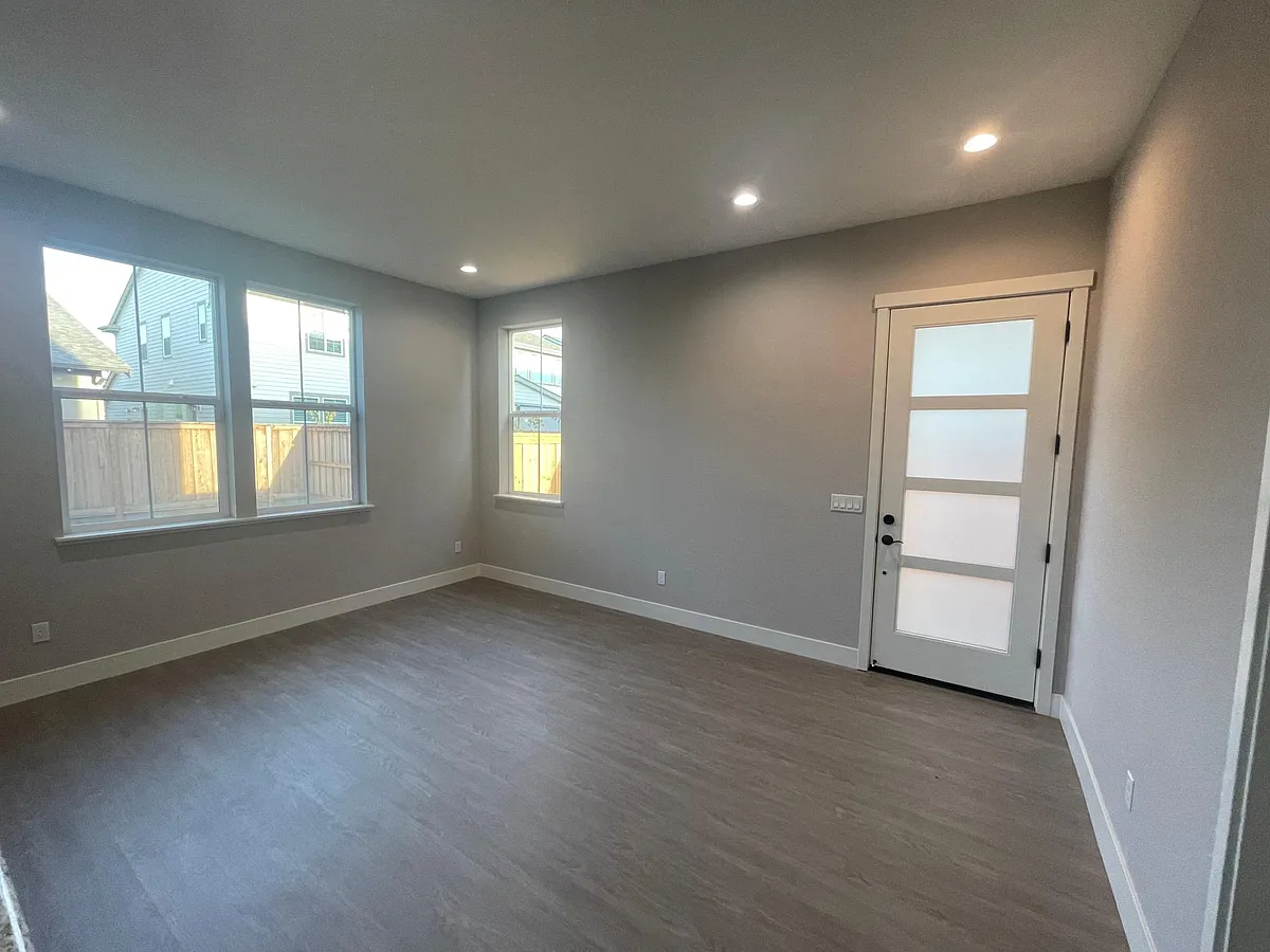 Building Photo - Middlebury Dr