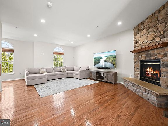 3rd image of 1748 Theale Way