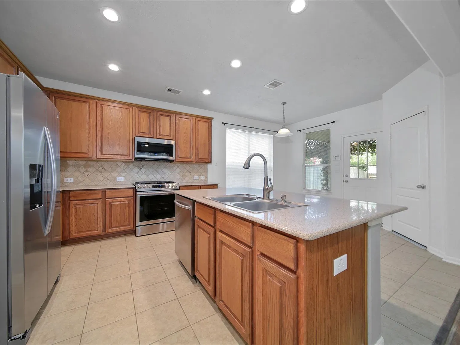 3 bed, 2.5 bath, 2086 sqft, $2,100 — Photo 2