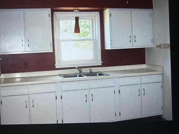 4th image of 371 Ward Dr