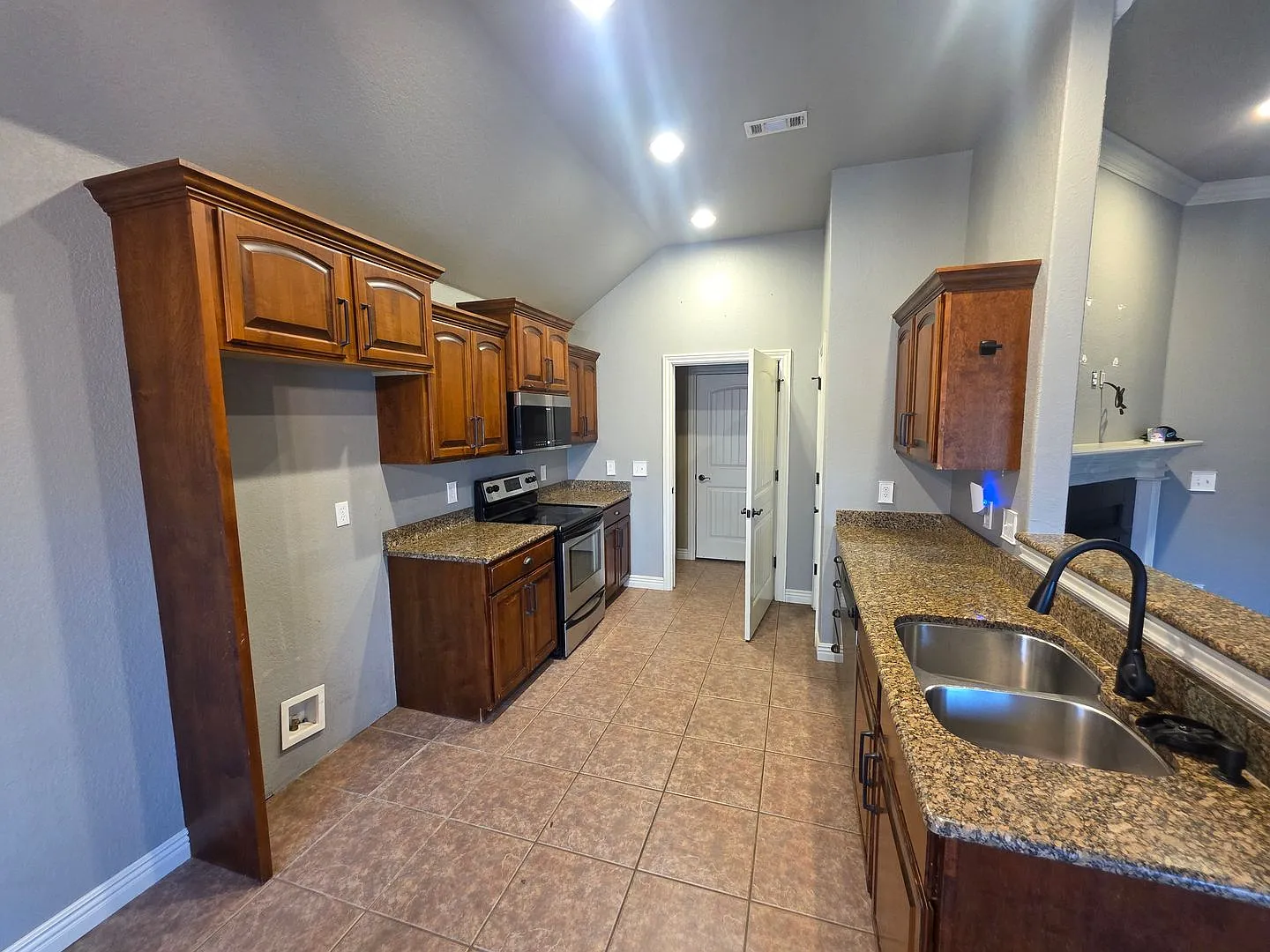 Nice 3 bedroom 2 bath home — Photo 4