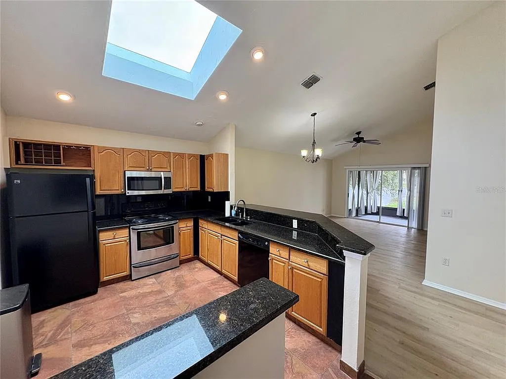 3 bed, 2.0 bath, 1167 sqft, $2,300 — Photo 4