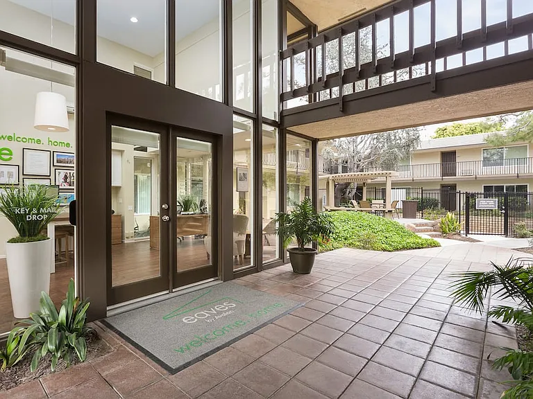 Leasing center
