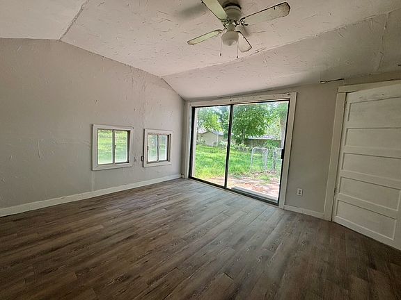 4th image of 701 N Hackberry St