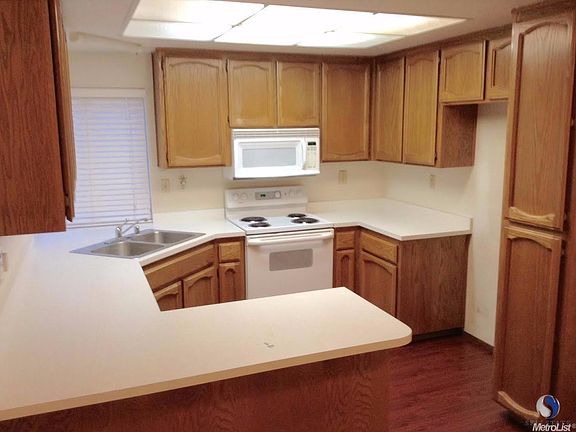LARGE KITCHEN & DINING BAR