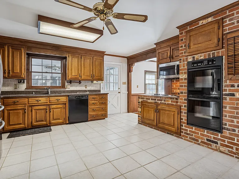 1468 Wakefield Dr — Photo 5