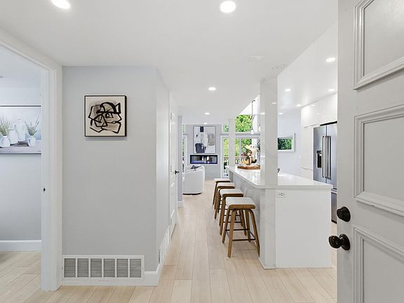 2nd image of 135 Vista Del Lago
