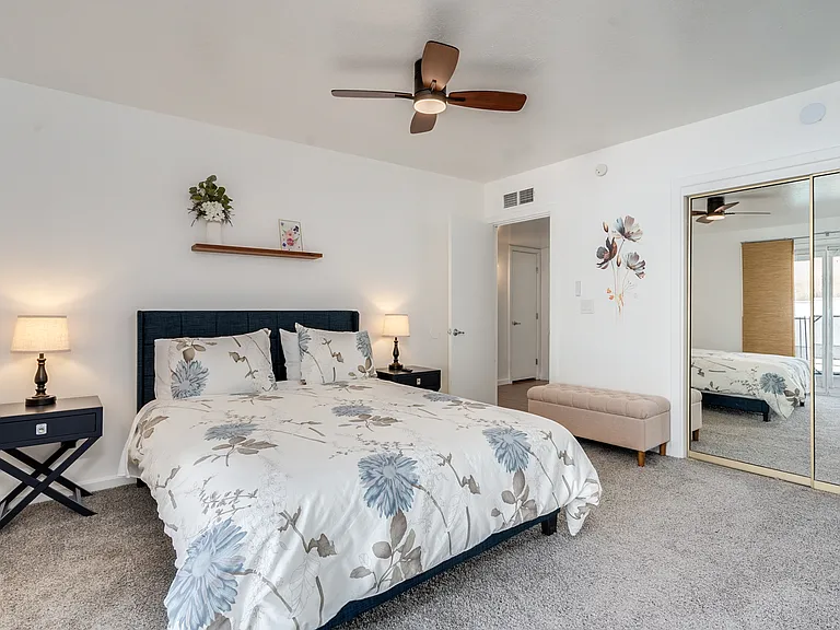 E Celeste Dr — Photo 18