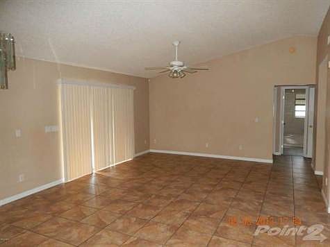 1072 Essen Living Area