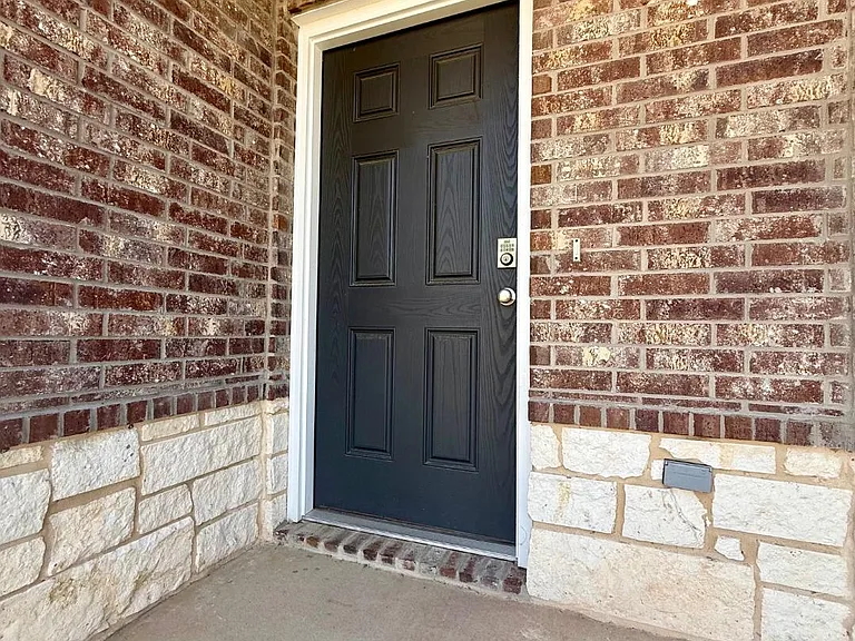 1411 Monterey Dr — Photo 2