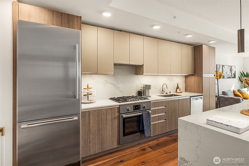 4th image of 800 Columbia Street #2607