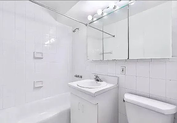 3rd image of 150 E 39th St APT 904