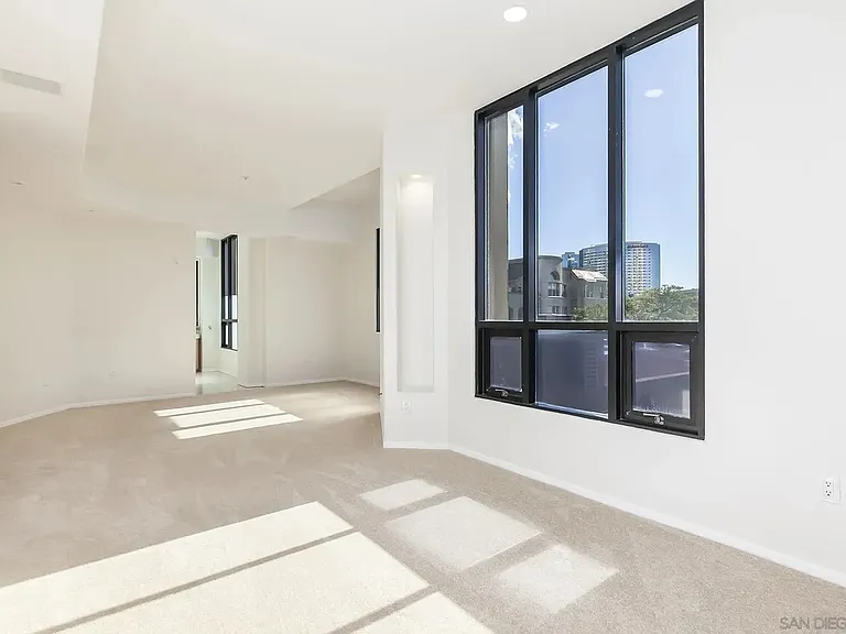 611 W G St W #321 — Photo 15