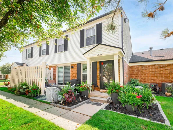 1494 Dover Hl N, Walled Lake, MI 48390