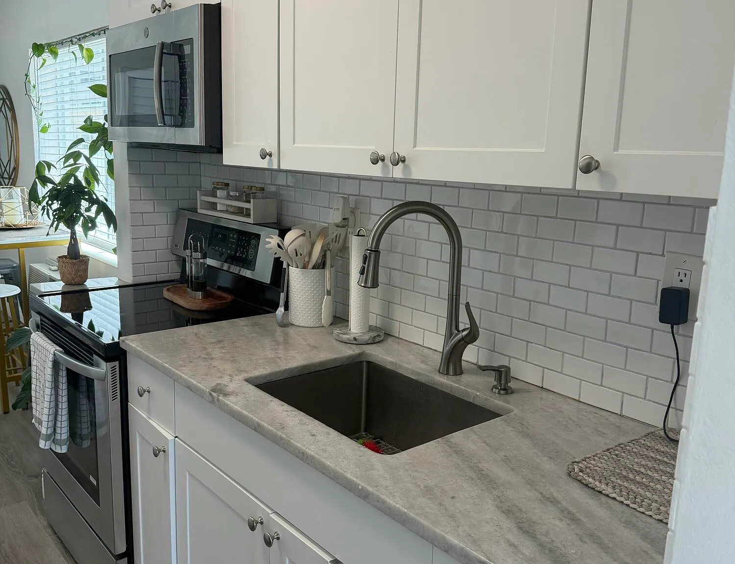 2 bed, 1.0 bath, 691 sqft, $2,500 — Photo 2