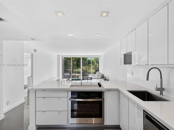 3301 N Country Club Dr, Aventura, FL