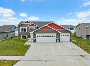 194 Mulberry Loop NE, Minot, ND 58703