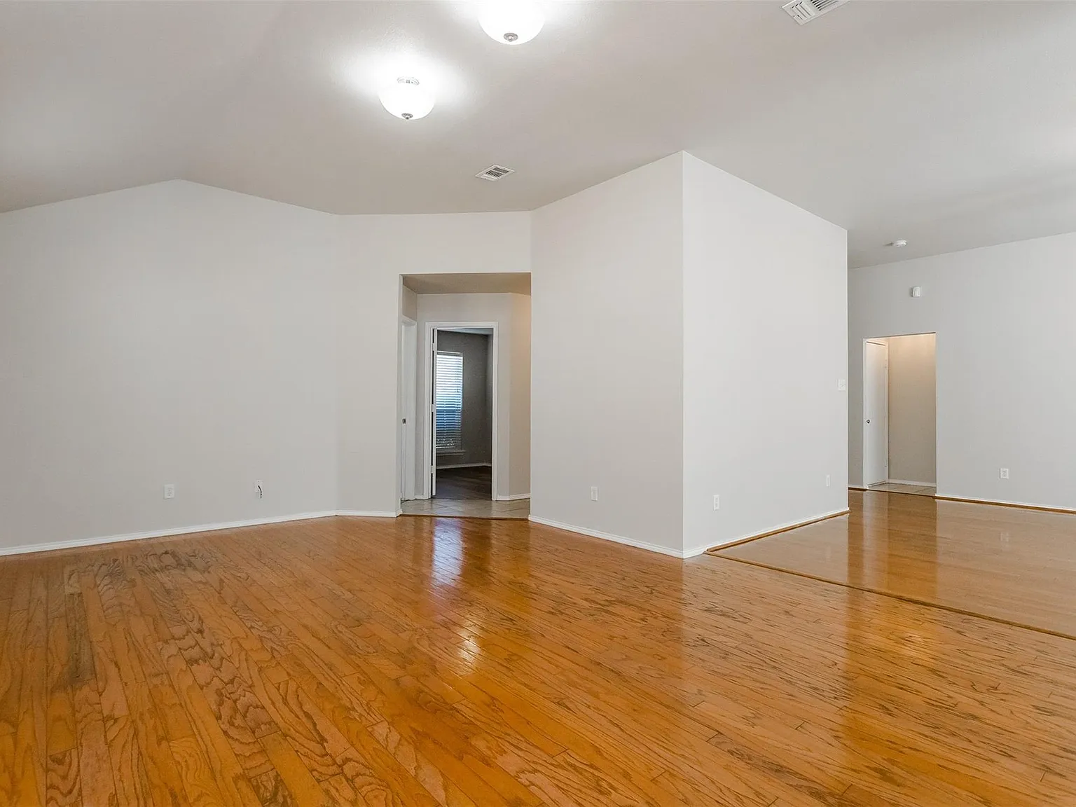 3 bed, 1959 sqft, $2,200 — Photo 3
