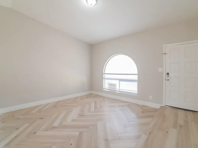 631 W Lindner Ave — Photo 2