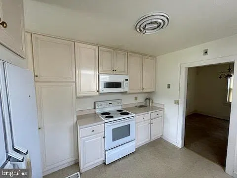 3 bed, 1.0 bath, 2016 sqft, $2,600 — Photo 4