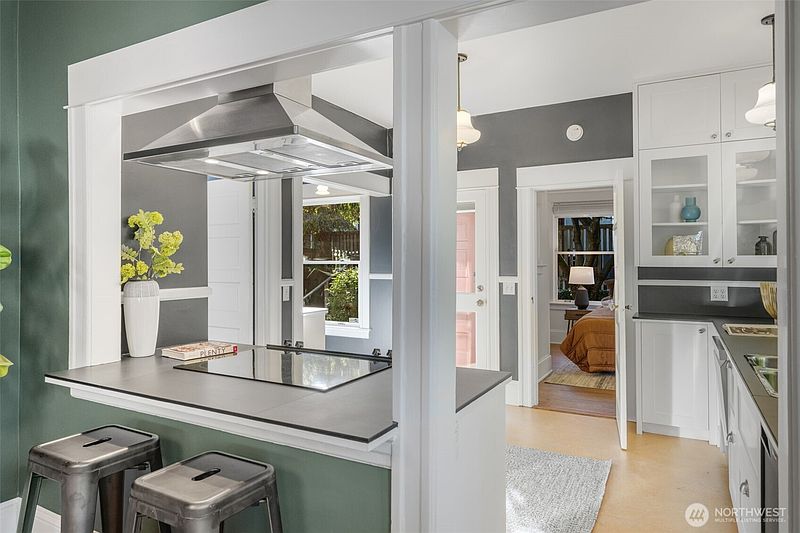 4th image of 809 23rd Avenue E