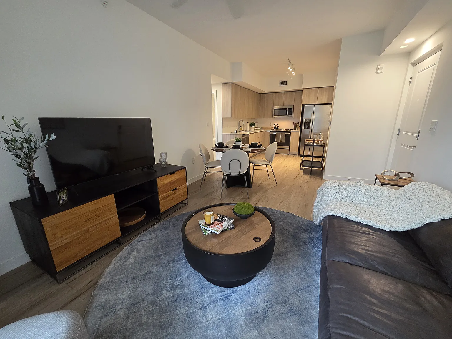 1 bed, 684 sqft, $2,189 — Photo 3
