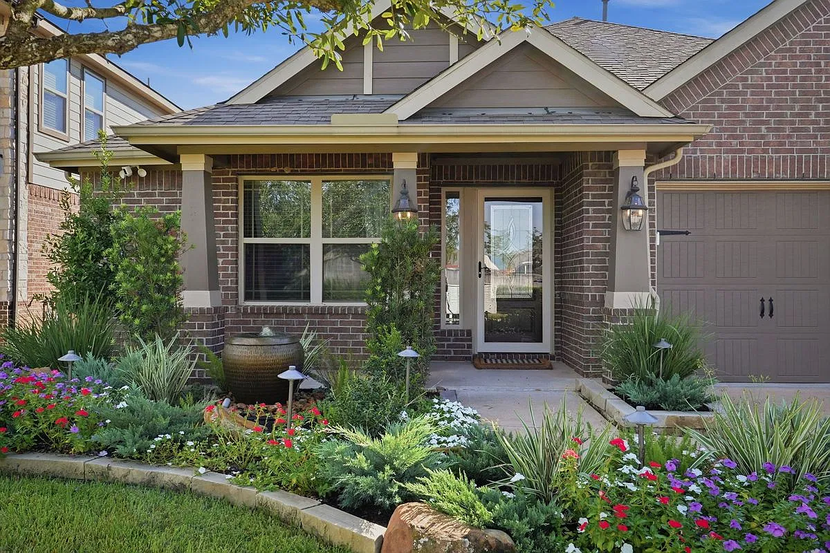 4 bed, 2.0 bath, 1981 sqft, $2,400 — Photo 4