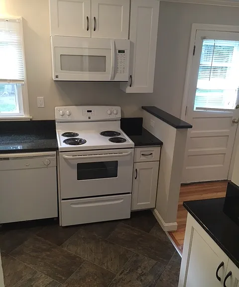20 Hobart Ln — Photo 5
