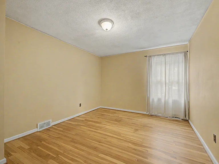 21236 Outer Dr — Photo 25