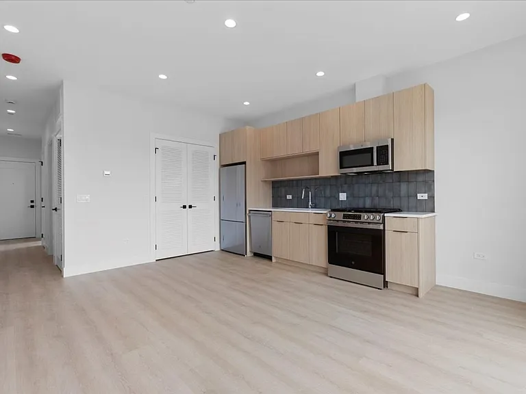 904 W Dakin LLC — Photo 7