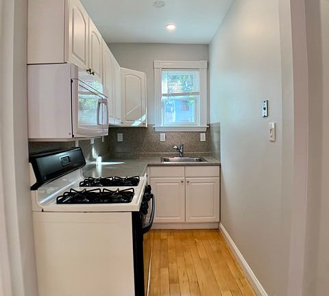 2nd image of 30R Forbes St #2