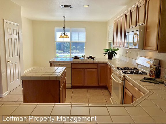 3rd image of 865 Northfield Ln