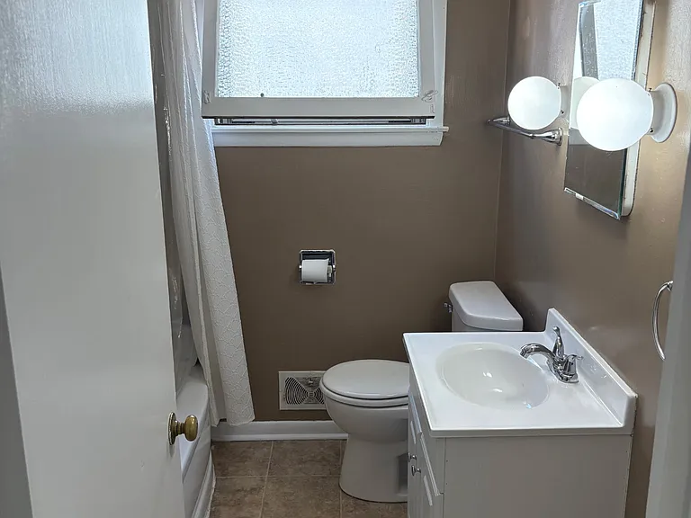 2015 S 86th St — Photo 10