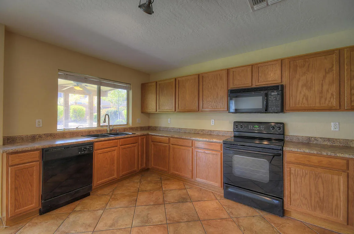 Gorgeous 4 Bed Home Plus Den In Great Condition!! Must See!! — Photo 4