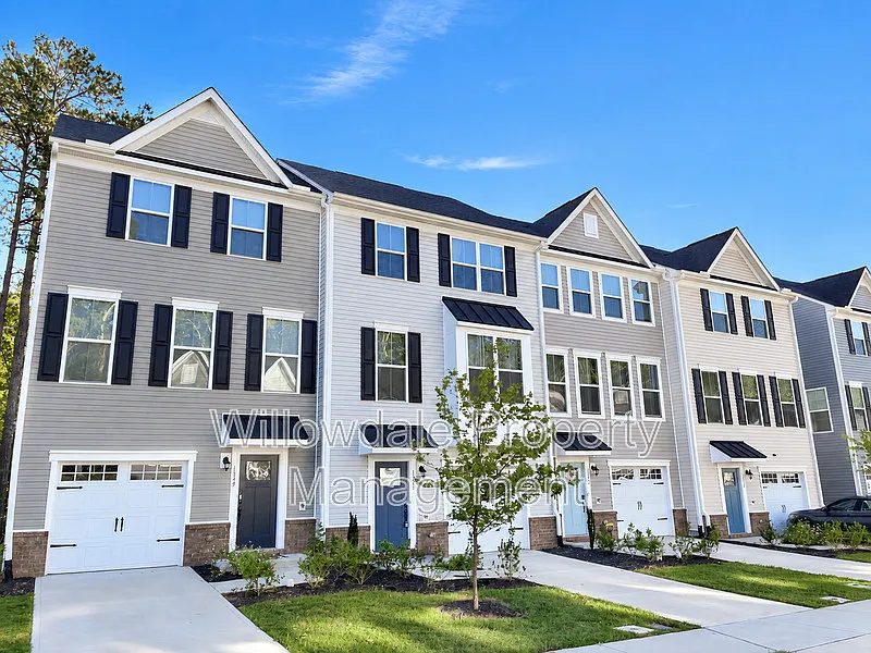 3 bed, 3.0 bath, 2007 sqft, $2,095 — Photo 2