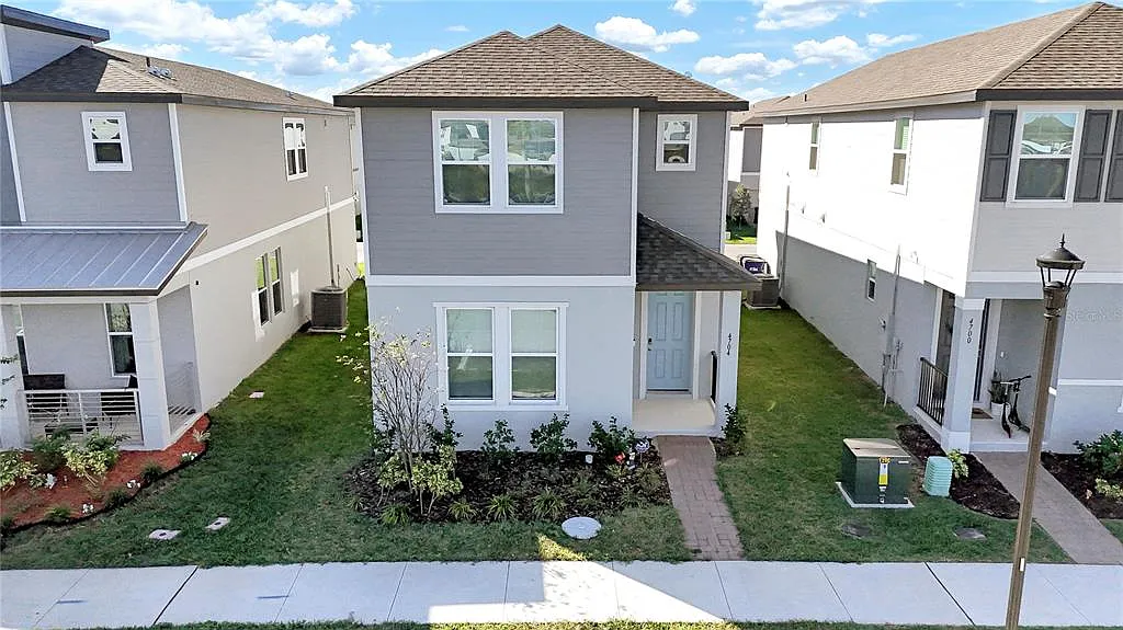 4 bed, 2.5 bath, 2011 sqft, $2,600 — Photo 1