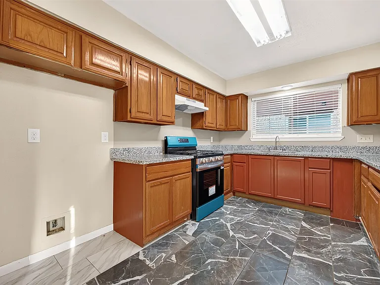 7422 Cortes Dr — Photo 16