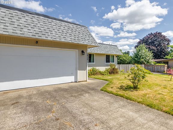 5th image of 7913 SE Clackamas Rd