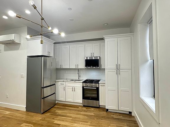 4th image of 542 Chauncey St #2D