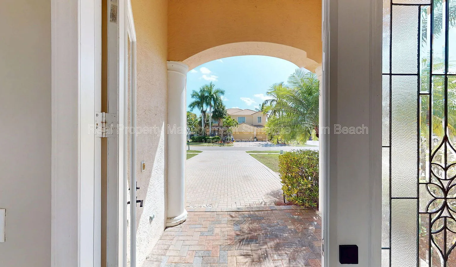 4 bed, 3.0 bath, 2406 sqft, $3,350 — Photo 4